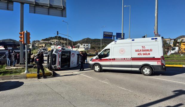 Bodrum'da cipe &ccedil;arpmamak i&ccedil;in manevra yapan ambulans direğe &ccedil;arpıp devrildi!