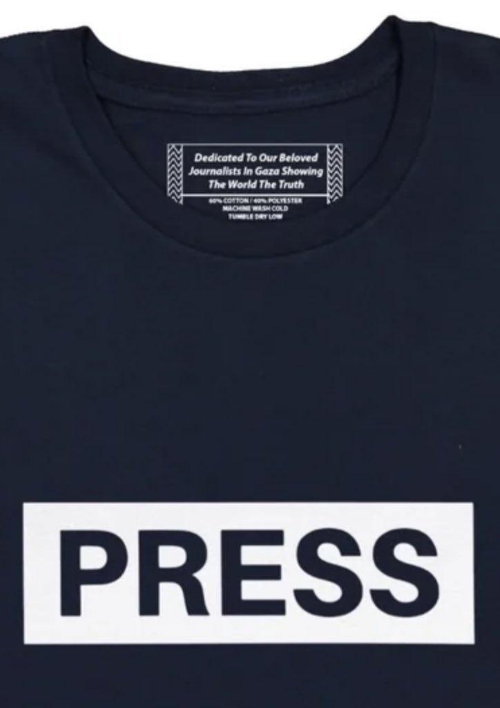Tişörtün iç kısmında 'Dünyaya gerçekleri gösteren Gazze'deki sevgili gazetecilerimize ithaf edilmiştir' yazıyor.