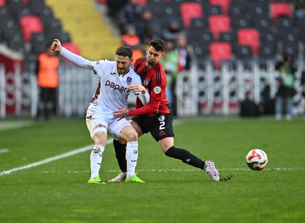Trendyol Süper Lig'in 23. haftasında Gaziantep FK ile Trabzonspor, Gaziantep Büyükşehir Stadı’nda karşılaştı. Bir pozisyonda Trabzonspor oyuncusu Mustafa Eskihellaç (solda) Gaziantep FK'den Luis Perez (sağda) ile mücadele etti.
