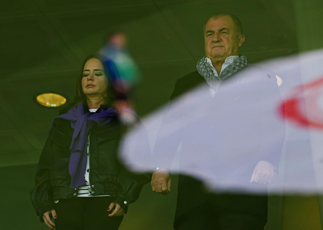 Fatih Terim kızıyla beraber Eyüpspor - Gençlerbirliği maçını tribünden takip etti.