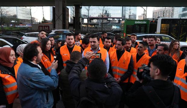AK Parti Gen&ccedil;lik Kolları İstanbul trafiğinde kalan vatandaşın imdadına yetişti