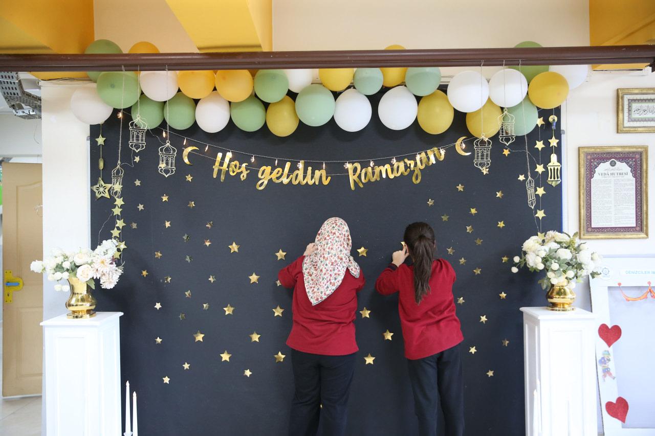 MEB'in genelgesi doğrultusunda öğrenciler Ramazan dolayısıyla okul ve sınıflarını süsledi. 