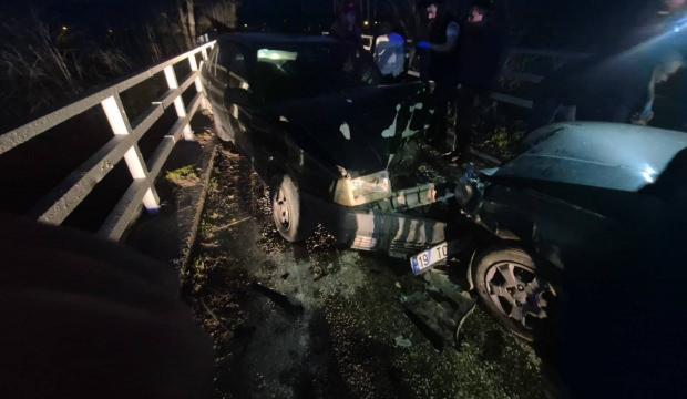 İneg&ouml;l'de iki otomobil kafa kafaya &ccedil;arpıştı