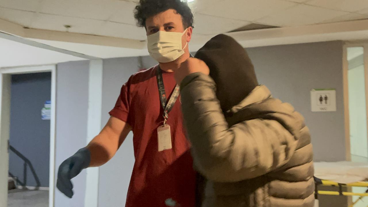 Erdoğan H., daha sonra sağlık ekibi tarafından uyandırılıp, tedbiren hastaneye kaldırıldı.