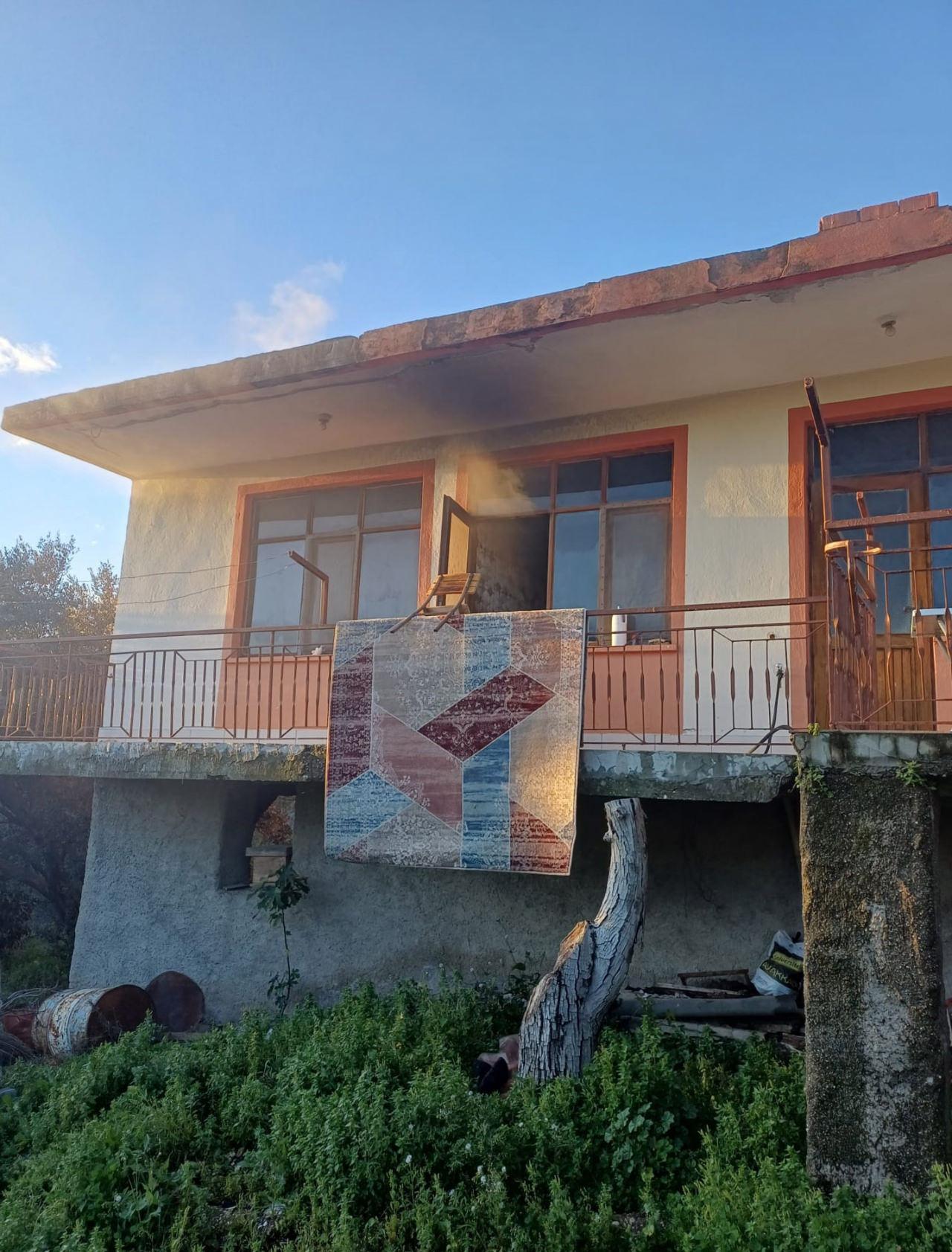 Hasibe Büyükdemir'in hayatını kaybettiği yangının çıktığı ev. 