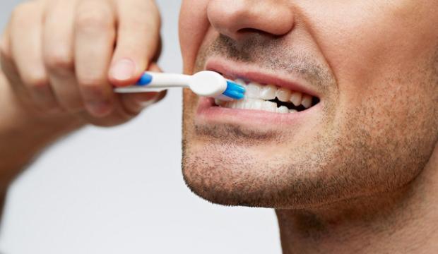 Diş fır&ccedil;alamak orucu bozar mı? İşte cevabı