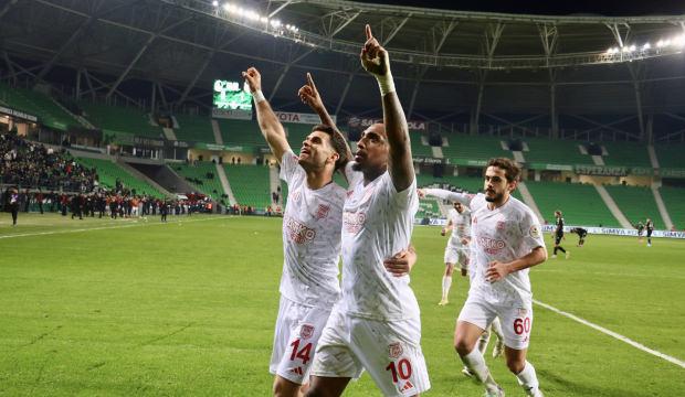 D&uuml;şme hattında umutlar azalıyor! Sahasında son dakikalarda yıkıldılar