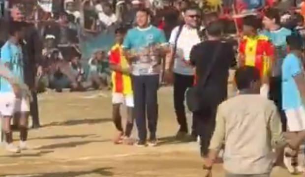 Efsane futbolcu Mesut &Ouml;zil, Arakanlı sığınmacılarla futbol oynadı