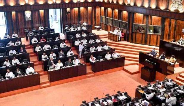 Ekonomik felaket yaşanmıştı: Asya &uuml;lkesinde milletvekili emekli maaşları tarih oldu!