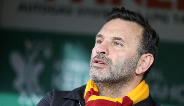 'Futbol adına utan&ccedil;' diyen Okan Buruk hakem ve zeminden şikayet&ccedil;i! 'B&uuml;y&uuml;k bir komedi'