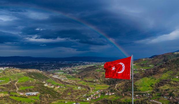 G&ouml;kkuşağı ve T&uuml;rk bayrağı aynı karede buluştu