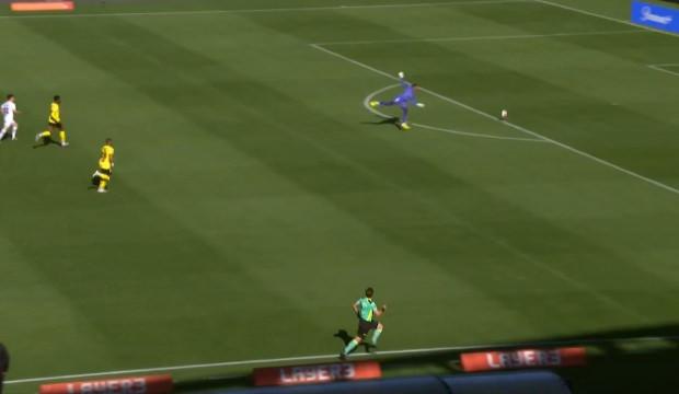 G&ouml;r&uuml;nt&uuml;ler Avustralya'dan: Kalecinin talihsiz anları viral oldu