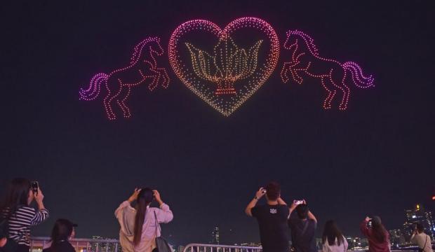 Havai fişekler tarihe karışıyor! &Ccedil;in bu g&ouml;steri i&ccedil;in tam iki bin tane kullandı!