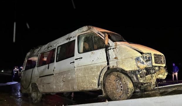 İş&ccedil;i servisi şarampole devrildi: 17 yaralı