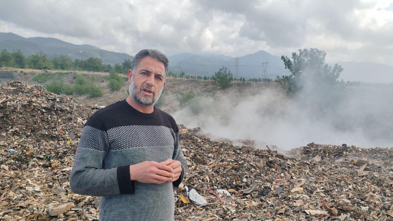 Mahalle sakinlerinden Necati Geyik, yetkililerden çözüm bekliyor. 