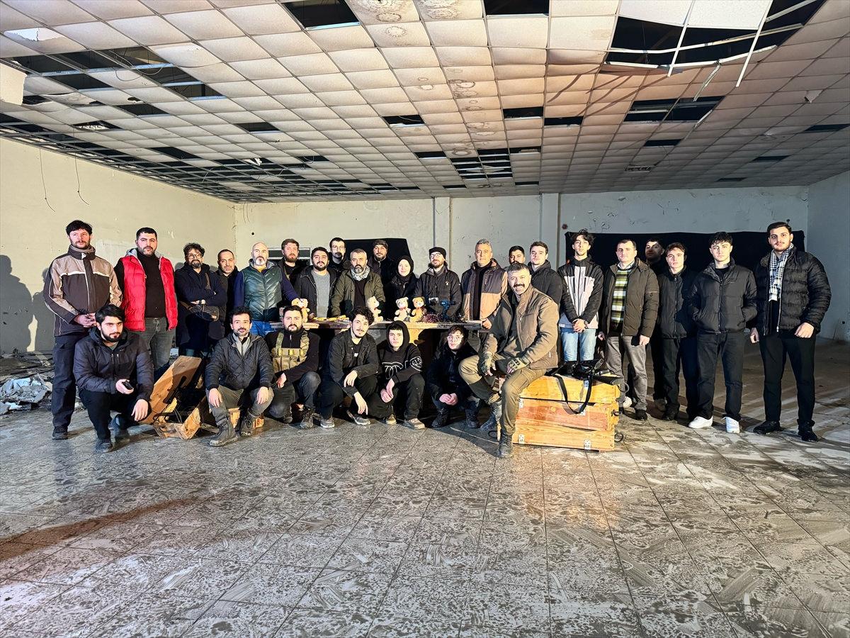 “Buradan Gitmiyoruz”, yaklaşık 60 kişilik ekibi ve geniş oyuncu kadrosuyla nisanda izleyiciyle buluşmaya hazırlanıyor.