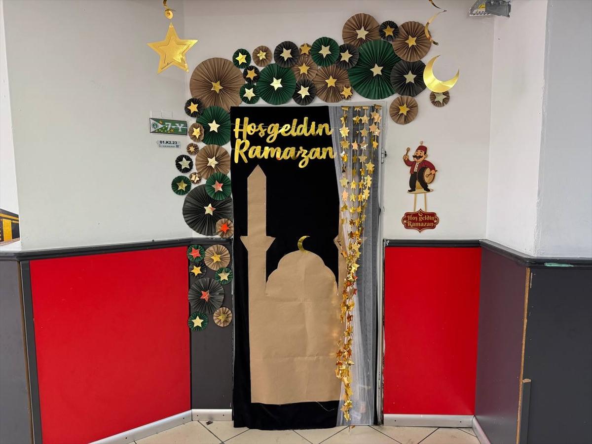 Sınıflar Ramazan ayına özel olarak süslendi.