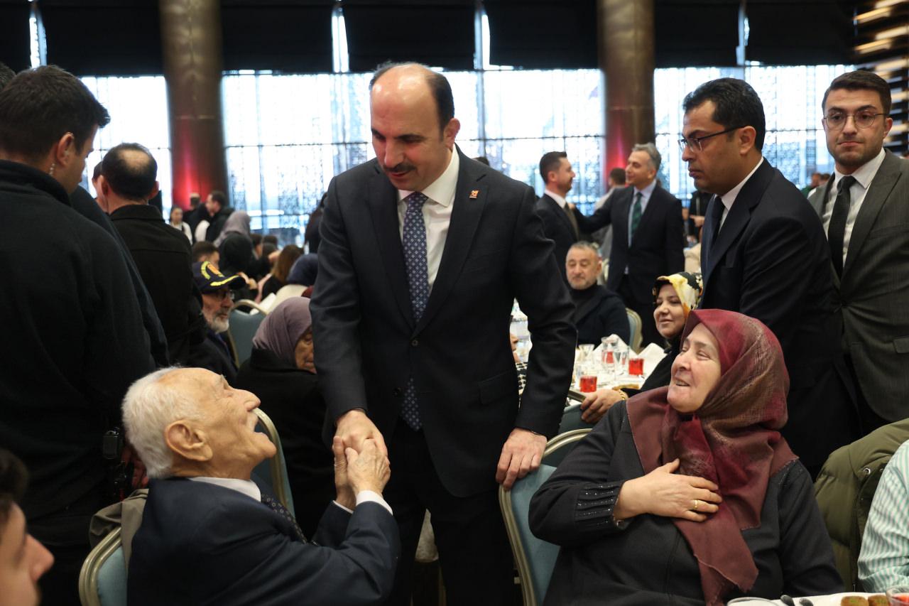 Konya Büyükşehir Belediye Başkanı Uğur İbrahim Altay iftar programına katılan vatandaşla ile sohbet ediyor.