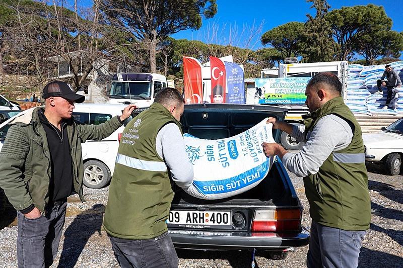 Bozdoğan ilçesindeki üreticilere yem dağıtıldı. 