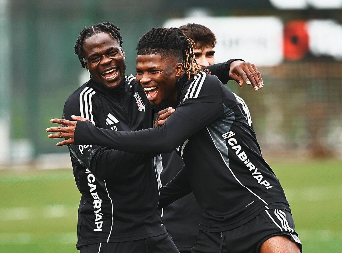 El Bilal Toure, Beşiktaş antrenmanında Junior Olaitan'la beraber.