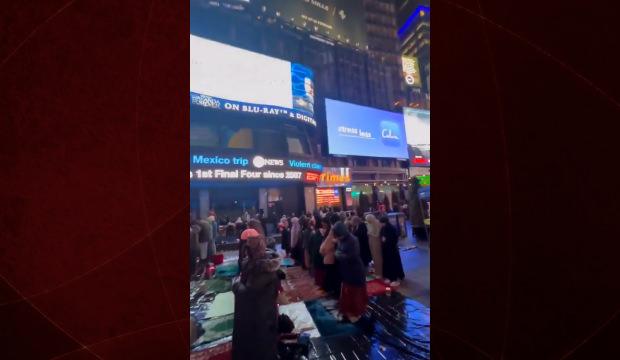 New York Times Meydanı&rsquo;nda teravih namazı