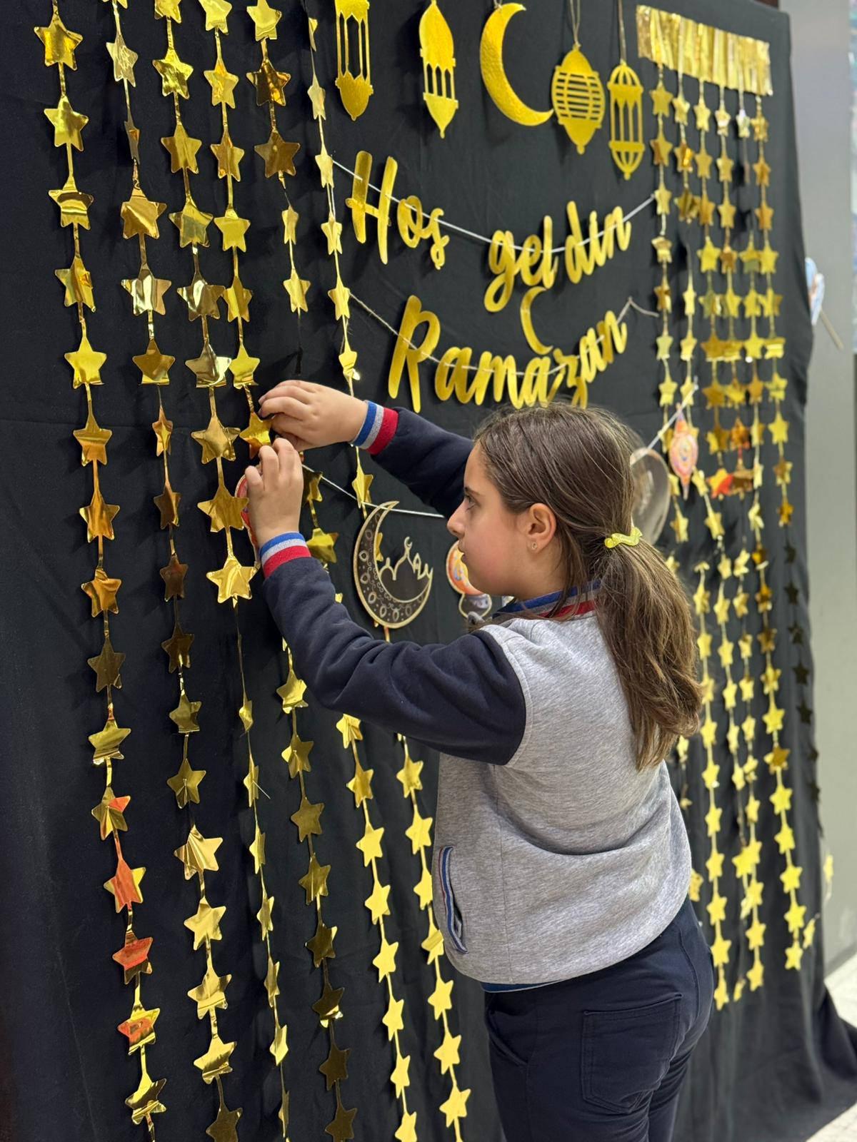 Ramazan ayına özel olarak yapılan süslemeler öğrenciler tarafından da ilgiyle karşılandı.