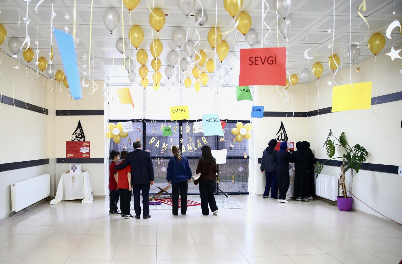 Bütün okullarda koridorlar öğrenciler tarafından süslendi.