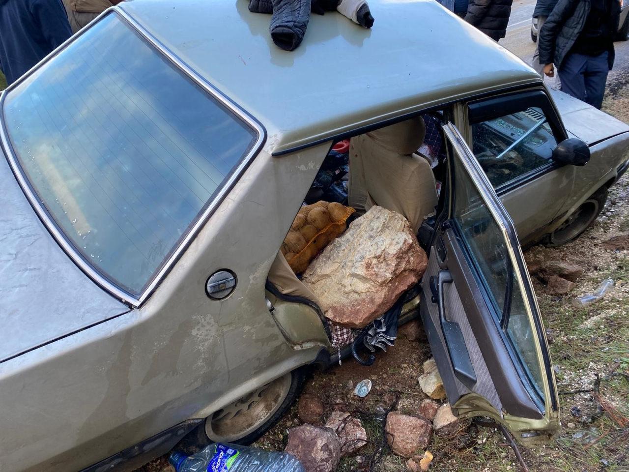 Kahramanmaraş'ta kopan kaya parçası otomobile isabet etti.