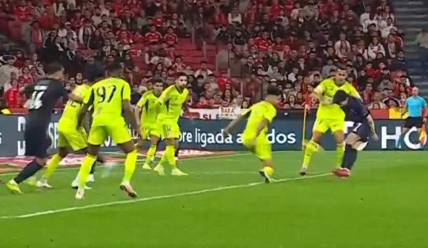 Rafa Silva siftahı 'Rabona' vuruşuyla yaptı! Muhteşem gol d&uuml;nyada g&uuml;ndem oldu