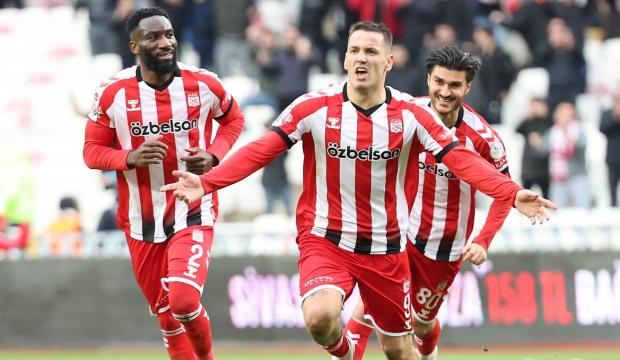Sivasspor'da korkutan kaza! Takımın yıldızı Rey Manaj trafik kazası ge&ccedil;irdi