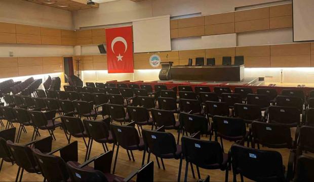 S&uuml;per Lig ekibinde se&ccedil;ime gidildi: Salon boş kaldı