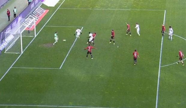 Tepkiler artıyor: 'Trabzonspor'un attığı gol Galatasaray'ın iptal edilen gol&uuml;n&uuml;n aynısı'