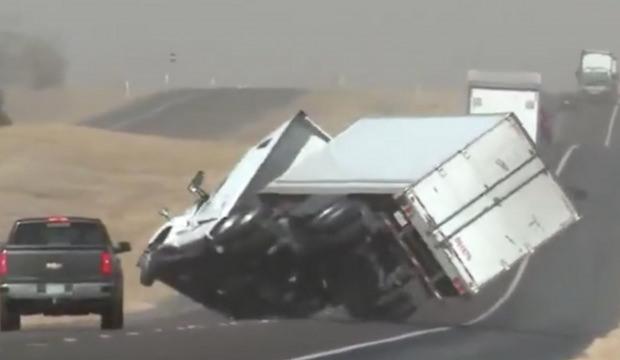 Teksas'ta fırtına dehşeti: R&uuml;zgar devasa tırı oyuncak gibi devirdi