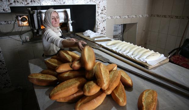 Yaylanın dumanı t&uuml;ten tek fırınında ekmekler kadın ustadan
