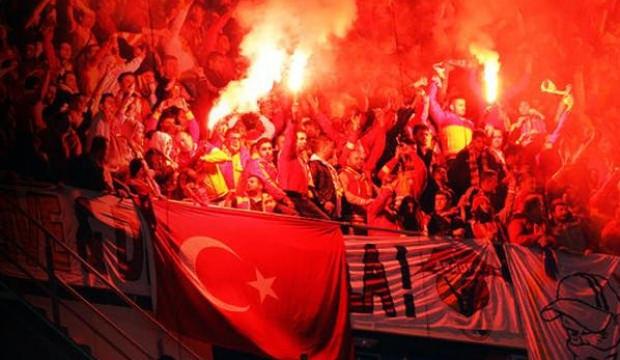 Yunan taraftarların Beşiktaş ma&ccedil;ında a&ccedil;tığı ırk&ccedil;ı pankarta &ouml;d&uuml;l gibi ceza!