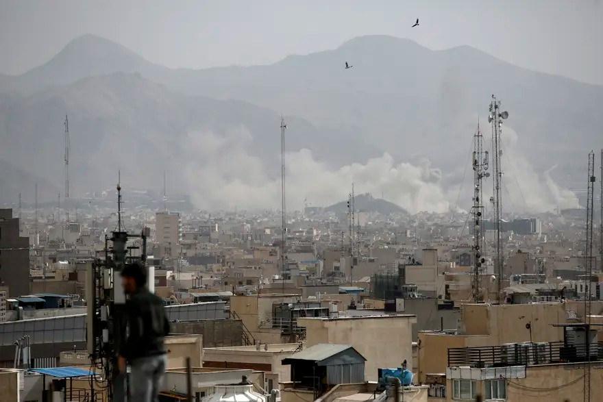 Tahran'da hedef alınan noktalardan dumanlar yükseldiği görüldü.