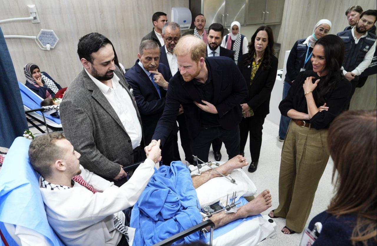 İngiltere Kralı 3. Charles'ın oğlu Sussex Dükü Prens Harry ve Düşesi Meghan Markle, Gazze Şeridi'nden tedavi amacıyla Ürdün'e getirilen Filistinli yaralıları ziyaret etti.