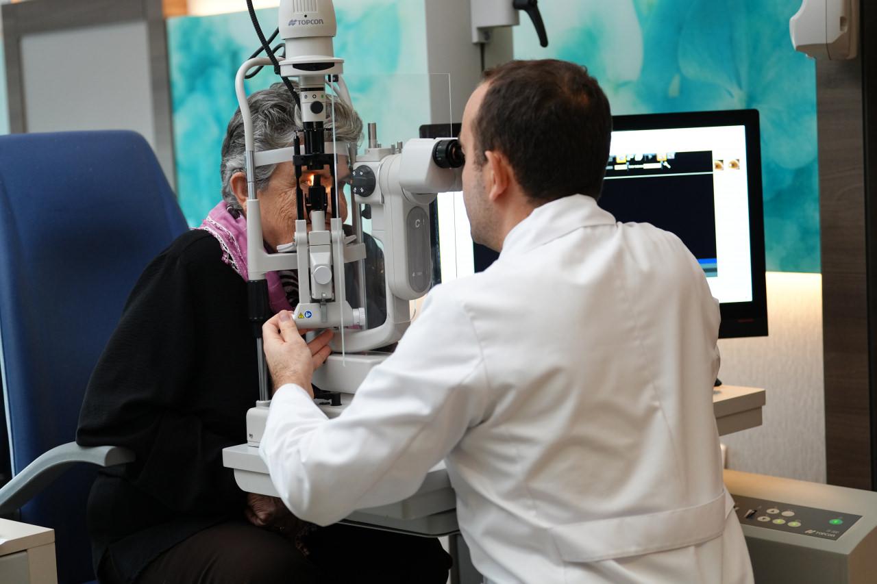 Göz Hastalıkları Uzmanı Prof. Dr. Yusuf Yıldırım, Huriye Sarıoğlu'nu muayene ediyor. 