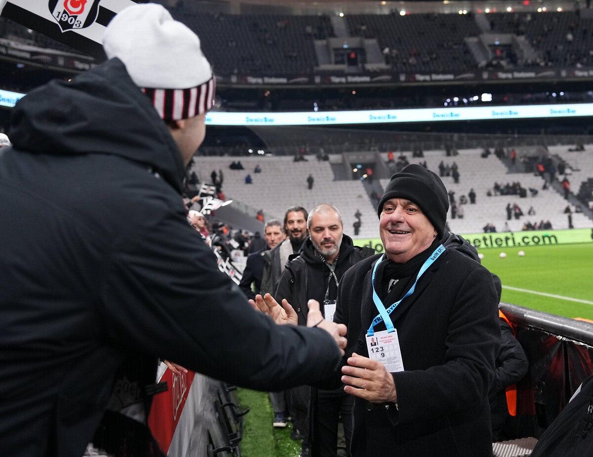Beşiktaş Başkanı Serdal Adalı bir karşılaşmada taraftarla selamlaşırken.