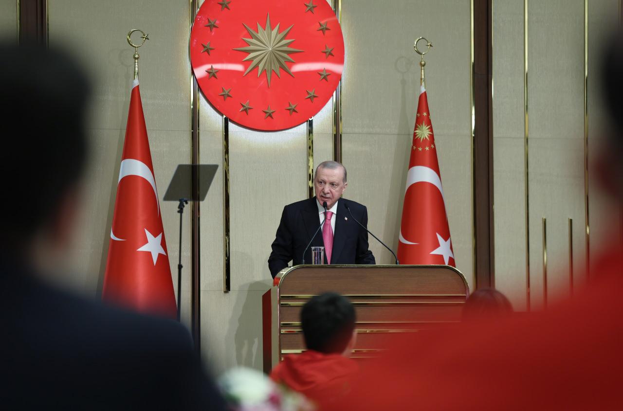 Cumhurbaşkanı Recep Tayyip Erdoğan, Beştepe Millet Sergi Salonu'nda KYK öğrencileri, sporcular ve gençlerle iftar programına bir araya geldi. Cumhurbaşkanı Erdoğan, programda konuşma yaptı.