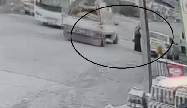 Pikap kapağının kadına &ccedil;arptığı dehşet anları kamerada