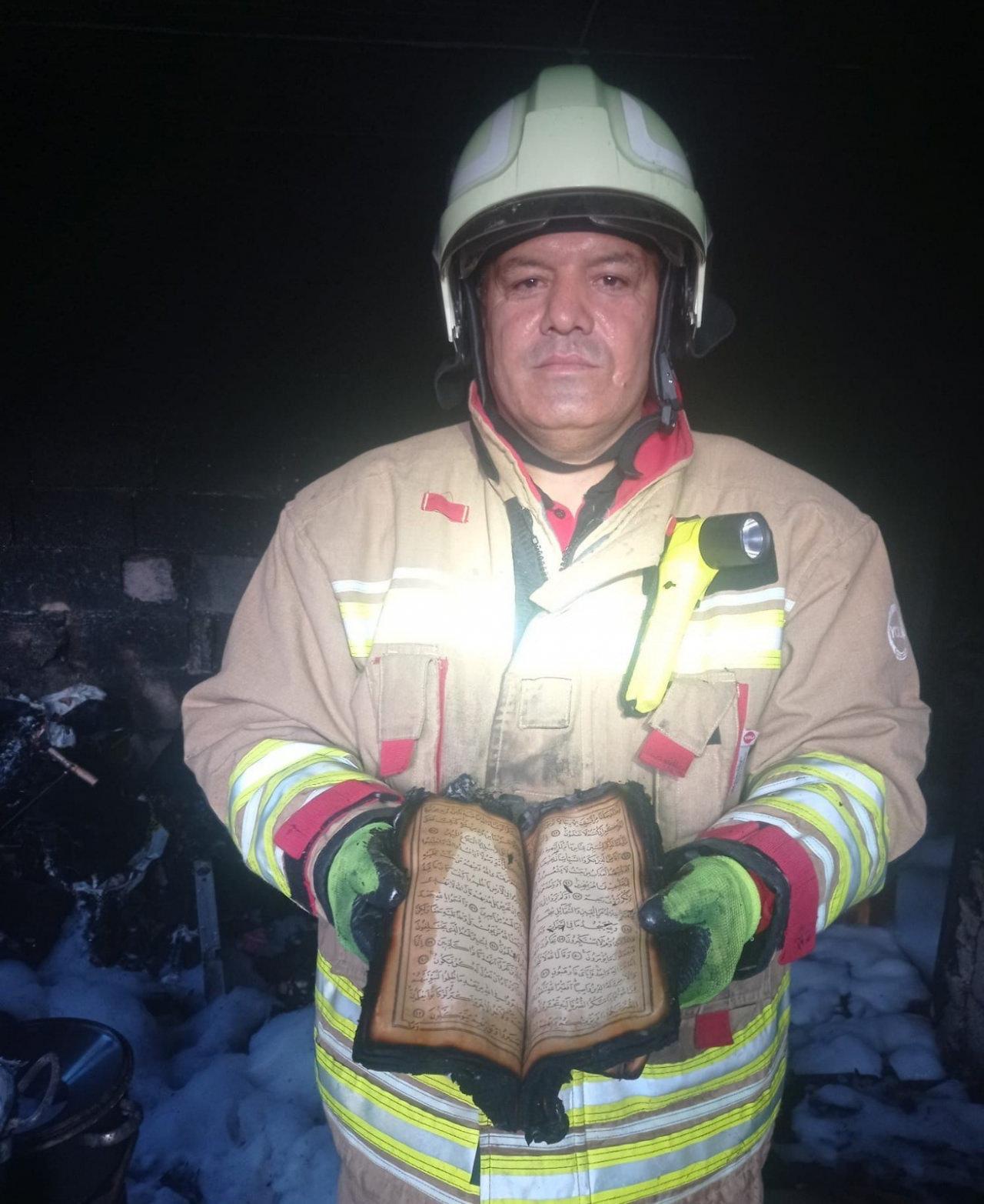 İtfaiye erleri alevlerin arasından Kur'an-ı Kerim'i kurtardı.