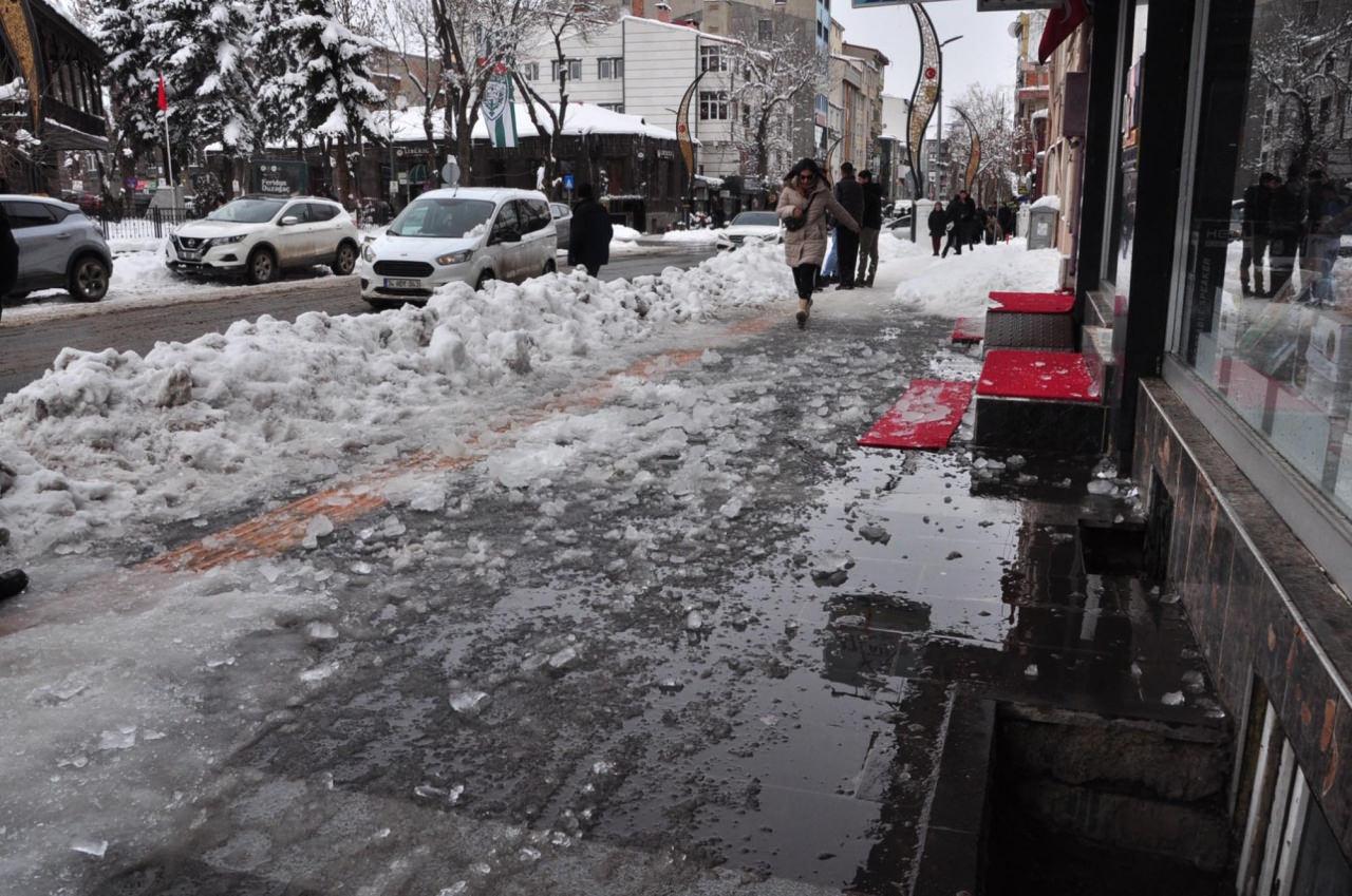 F.N.T 'nin (9) başına buz sarkıtı düştü.