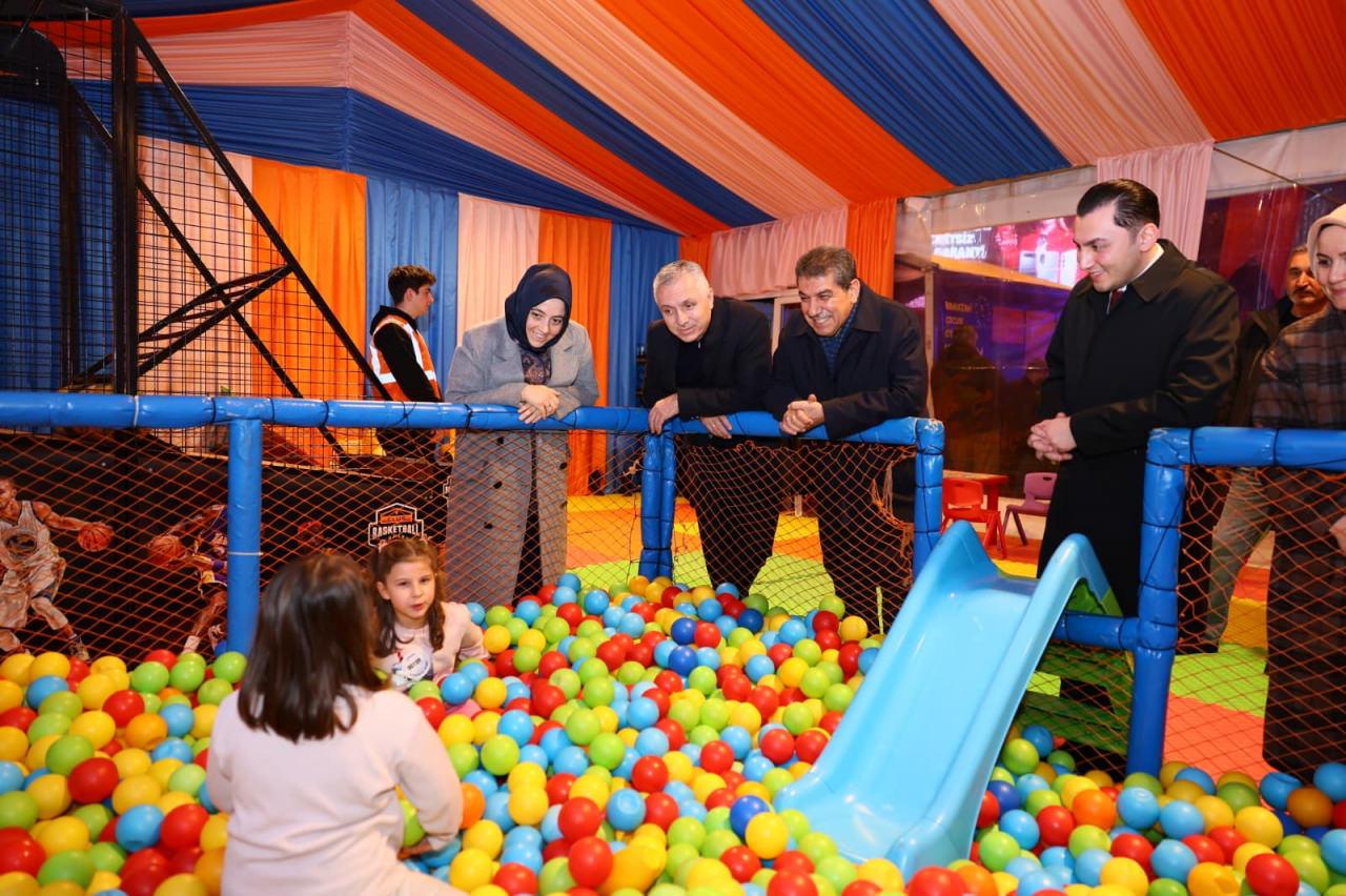 Çocuklar doyasıya oyun oynuyor. 