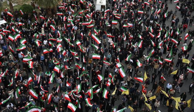 ABD ve İsrail'e k&ouml;t&uuml; haber! İran halkı sokaklara d&ouml;k&uuml;ld&uuml;! H&uuml;k&uuml;mete savaş desteği