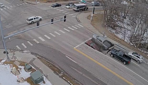 ABD'de kırmızı ışıkta bekleyen iki ara&ccedil; yolda oluşan obruğa d&uuml;şt&uuml;