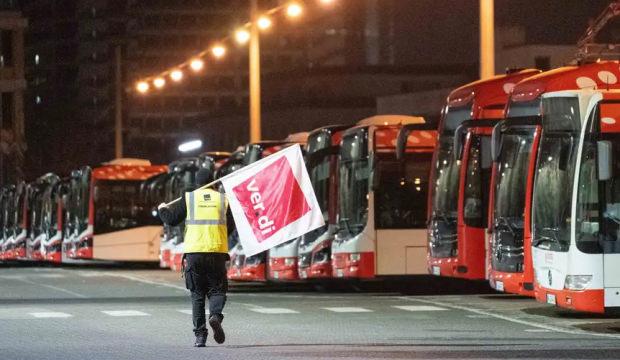 Almanya'da toplu ulaşım fel&ccedil; oldu