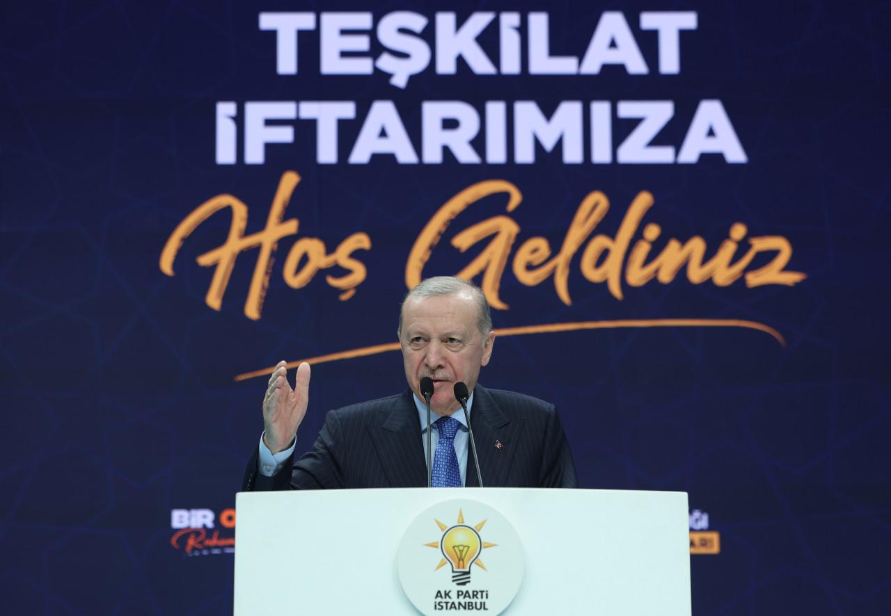 Cumhurbaşkanı ve AK Parti Genel Başkanı Recep Tayyip Erdoğan, AK Parti İstanbul İl Başkanlığınca Atatürk Havalimanı Millet Bahçesi Hangar İstanbul'da düzenlenen İl Teşkilatı İftar Programı'na katılarak konuşma yaptı.