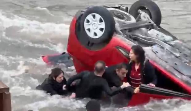 Hafif ticari ara&ccedil;la &ccedil;arpışan otomobil, nehre u&ccedil;tu; anne ile kızı yaralı