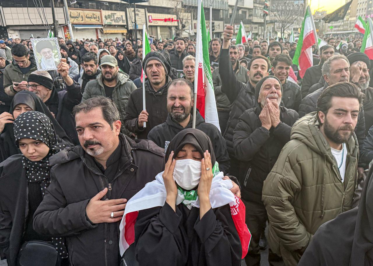 Hamaney'in ölümü sonrası İranlılar sokaklara döküldü